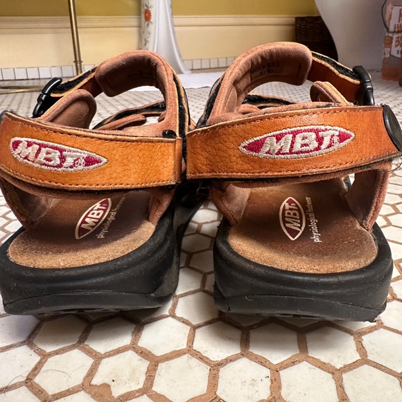 RARE MBT Leather Sandals......Rocker-Sole African Barefoot Style - Picture 4 of 13